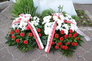 22 maja 2020. Złożenie kwiatów pod pomnikiem w Wierzbnie. Fot. Janusz Ślęzak (IPN)