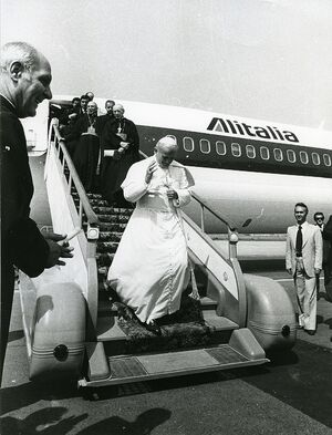 Jan Paweł II przyleciał na Okęcie