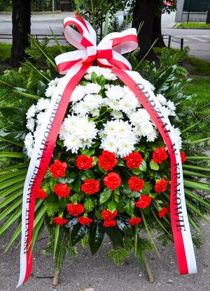 14 czerwca 2020 r. dyrektor krakowskiego IPN złożył kwiaty pod obeliskiem na Skwerze im. Więźniów Obozów Zagłady w Krakowie. Fot. Monika Wojtyca-Gaweł (IPN)