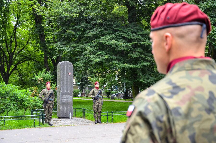 14 czerwca 2020 r. dyrektor krakowskiego IPN złożył kwiaty pod obeliskiem na Skwerze im. Więźniów Obozów Zagłady w Krakowie. Fot. Monika Wojtyca-Gaweł (IPN)