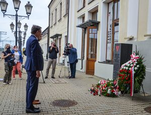 14 czerwca 2020 r. prezes IPN dr Jarosław Szarek złożył kwiaty przed miejscem pamięci na tarnowskim dworcu kolejowym. Fot. Monika Wojtyca-Gaweł (IPN)