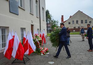 14 czerwca 2020. Prezes IPN złożył kwiaty pod tablicą pamięci w Oświęcimiu. Fot. Monika Wojtyca-Gaweł (IPN)