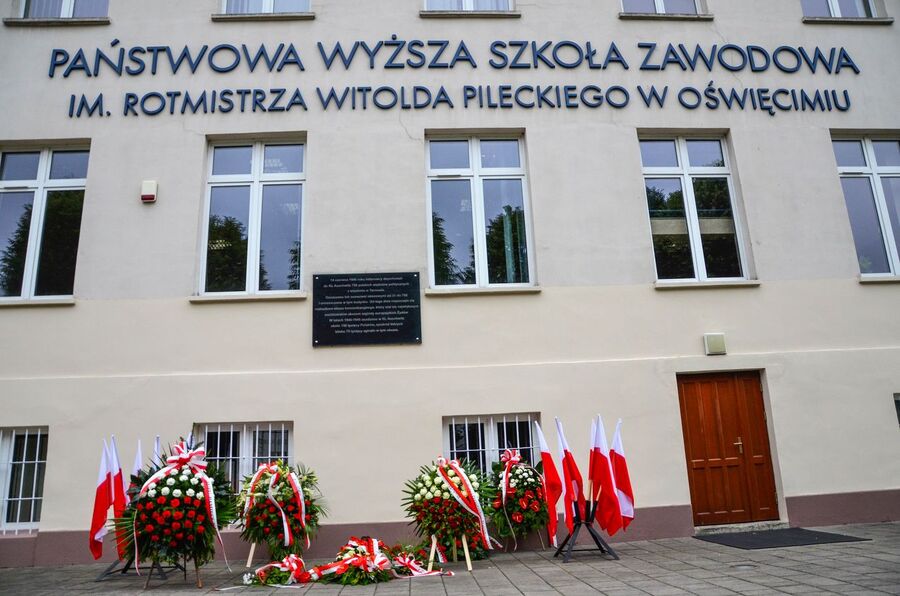 14 czerwca 2020. Prezes IPN złożył kwiaty pod tablicą pamięci w Oświęcimiu. Fot. Monika Wojtyca-Gaweł (IPN)