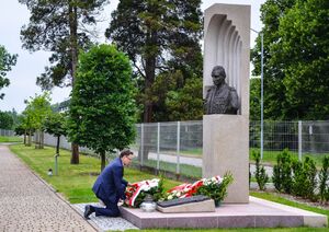 14 czerwca 2020. Prezes IPN złożył kwiaty pod pomnikiem rtm. Pileckiego w Oświęcimiu. Fot. Monika Wojtyca-Gaweł (IPN)