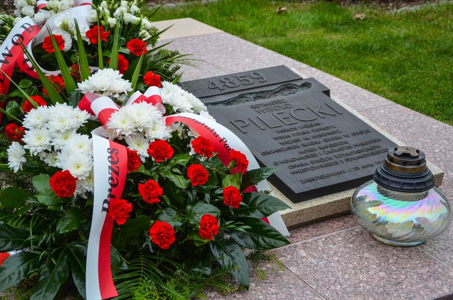 14 czerwca 2020. Prezes IPN złożył kwiaty pod pomnikiem rtm. Pileckiego w Oświęcimiu. Fot. Monika Wojtyca-Gaweł (IPN)