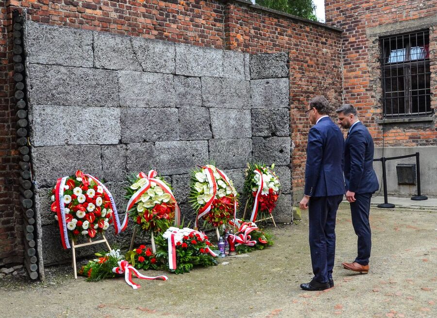 14 czerwca 2020. Pod Ścianą Śmierci w Muzeum Auschwitz-Birkenau. Fot. Monika Wojtyca-Gaweł (IPN)