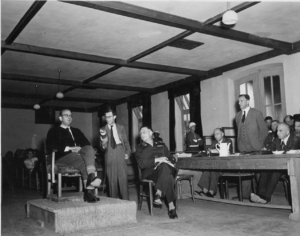 Sędzia Konrad Morgen w trakcie przesłuchania jako świadek w procesie załogi KZ Buchenwald, 10 czerwca 1947 r.