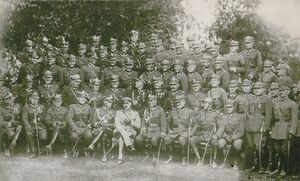 Józef Piłsudski wśród oficerów i żołnierzy 2. Pułku Artylerii Polowej Legionów