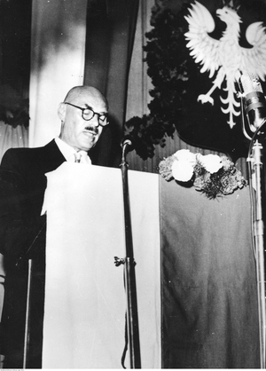 Władysław Anders przed mikrofonem Rozgłośni Polskiej RWE, 1956. Fot. NAC