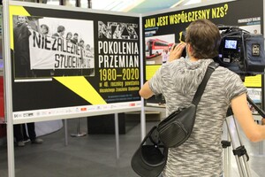 Odsłonięcie wystawy „NZS – pokolenia przemian 1980-2020” na Dworcu Głównym w Krakowie fot. Żaneta Wierzgacz