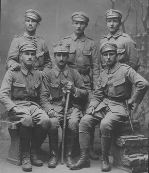 Grupa legionistów, siedzi w środku Ludwik Sobalski „Jedynak” (1914/1915), zbiory OAIPN w Krakowie