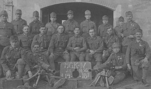 IV Kompania Karabinów Maszynowych 56 Galicyjskiego Pułku Piechoty, siedzi w środku (z lornetką) Ludwik Sobalski (1915-1918), zbiory OAIPN w Krakowie