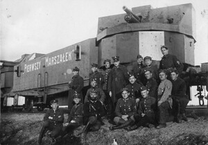 Pociąg pancerny „Pierwszy Marszałek” z załogą (okres wojny polsko-bolszewickiej), zbiory OAIPN w Krakowie
