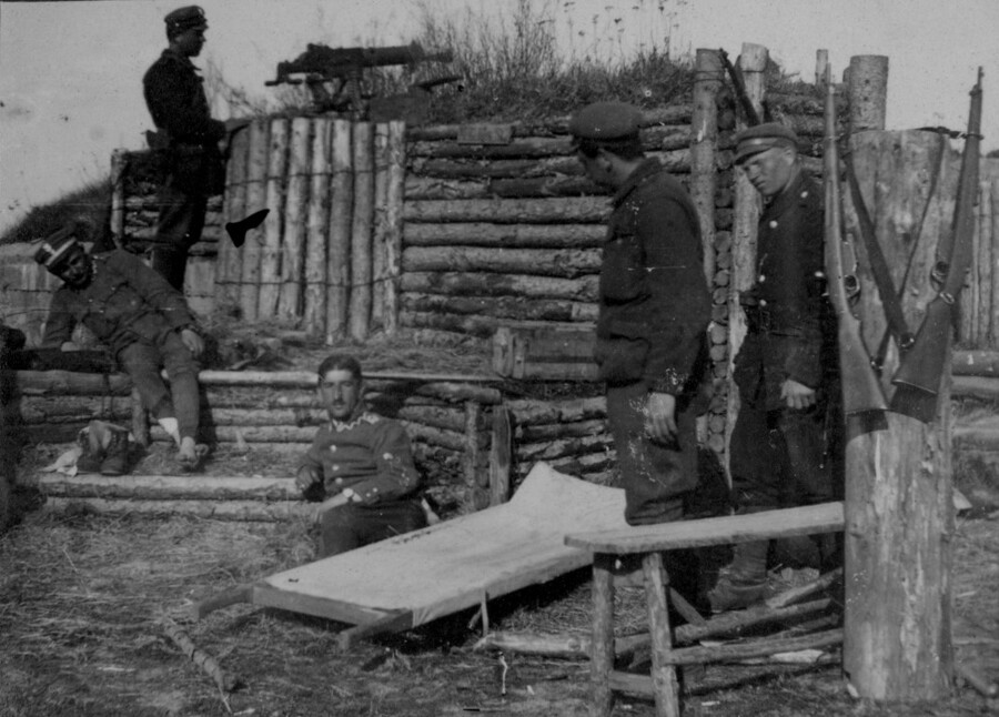 Umocnienia polowe pod Warszawą, obok noszy siedzi Ludwik Sobalski (sierpień 1920), zbiory OAIPN w Krakowie