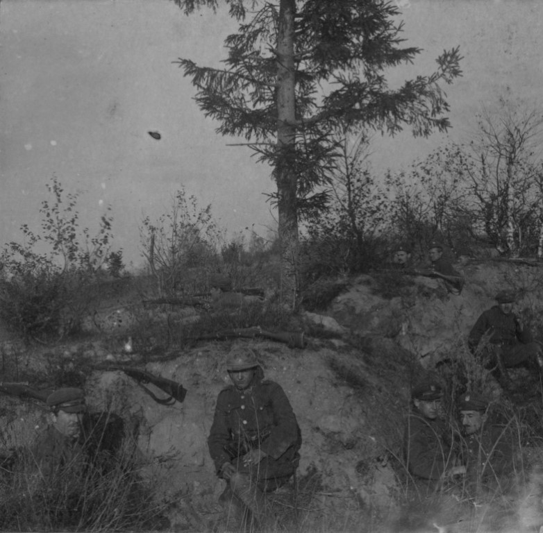 Umocnienia polowe pod Warszawą, w prawym dolnym rogu Ludwik Sobalski (sierpień 1920), zbiory OAIPN w Krakowie