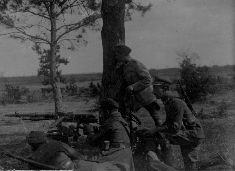 Umocnienia polowe pod Warszawą, pierwszy z prawej klęczy Ludwik Sobalski (sierpień 1920), zbiory OAIPN w Krakowie