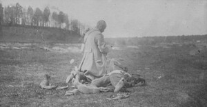 Kapelan wojskowy udziela ostatniego namaszczenia ciężko rannemu żołnierzowi polskiemu (okres wojny polsko-bolszewickiej), zbiory OAIPN w Krakowie