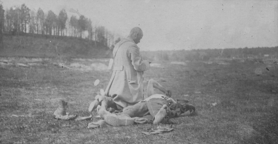 Kapelan wojskowy udziela ostatniego namaszczenia ciężko rannemu żołnierzowi polskiemu (okres wojny polsko-bolszewickiej), zbiory OAIPN w Krakowie