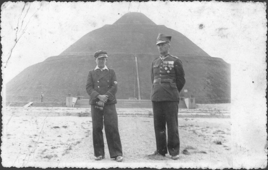 Antoni Macheta z synem Zygmuntem przed Kopcem Józefa Piłsudskiego w Krakowie (1939), zbiory OAIPN w Krakowie