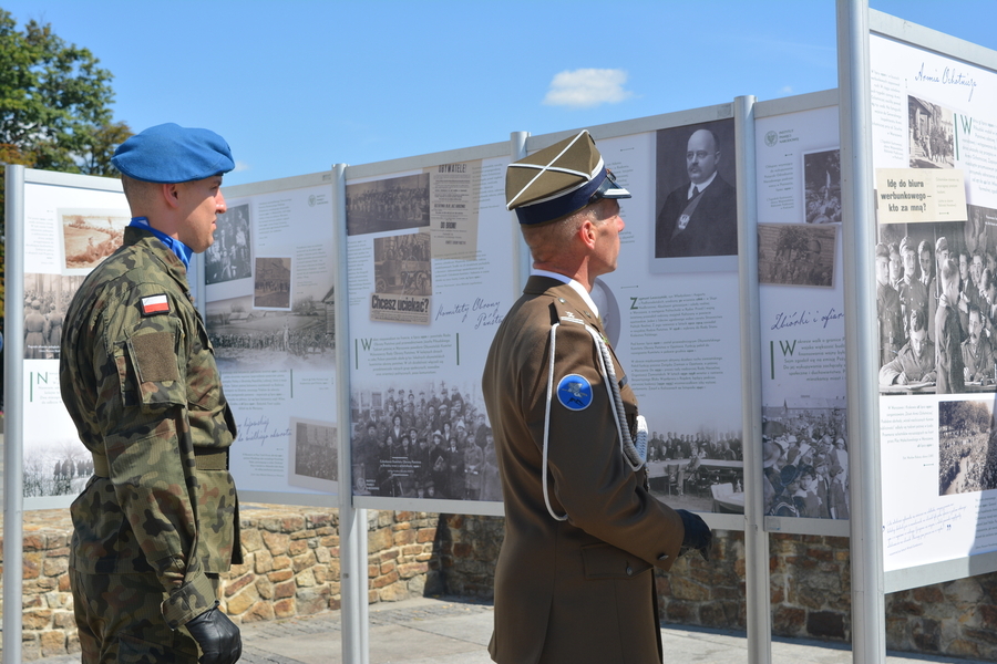 Odsłonięcie tablicy poświęconej Armii Ochotniczej 1920 r. oraz otwarcie plenerowej wystawy IPN w Kielcach - fot. Katarzyna Pronobis