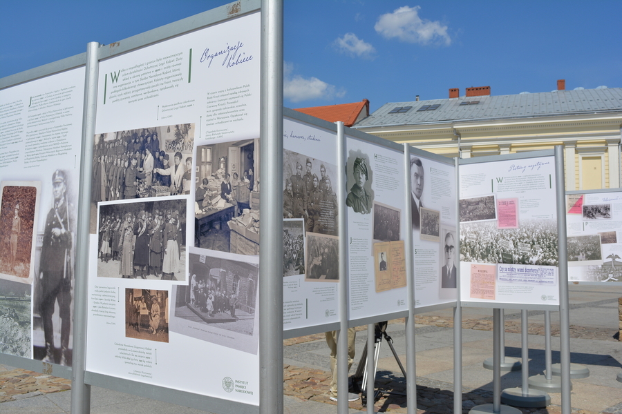 Odsłonięcie tablicy poświęconej Armii Ochotniczej 1920 r. oraz otwarcie plenerowej wystawy IPN w Kielcach - fot. Katarzyna Pronobis