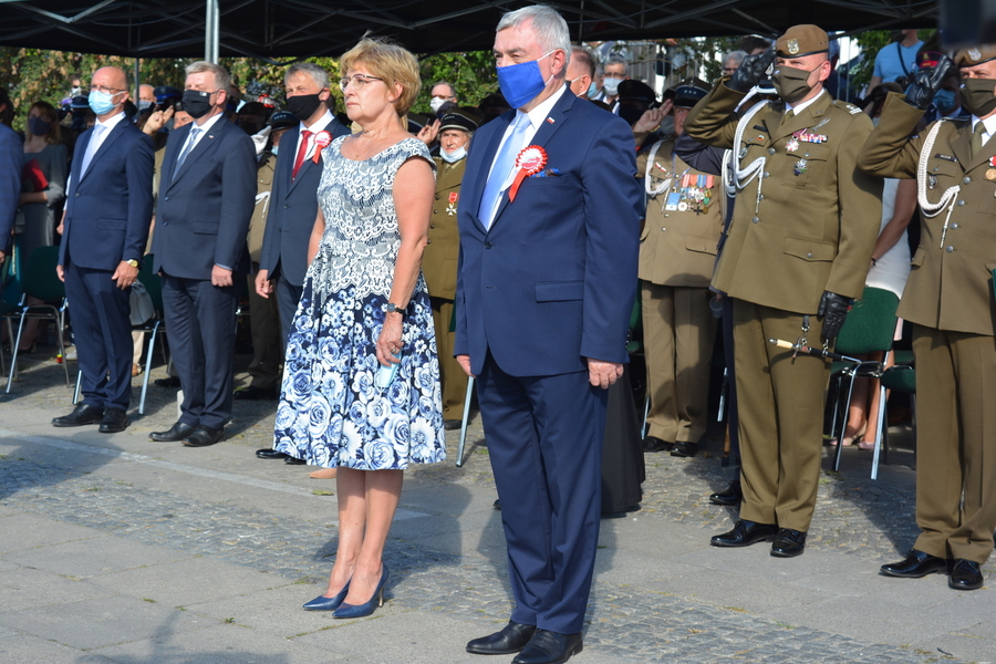 Naczelnik Delegatury IPN w Kielcach została matką chrzestną sztandaru 10. Świętokrzyskiej Brygady Obrony Terytorialnej - fot. Katarzyna Pronobis