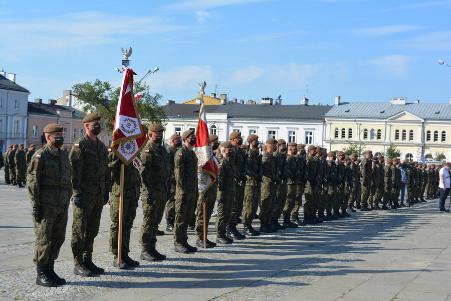 Naczelnik Delegatury IPN w Kielcach została matką chrzestną sztandaru 10. Świętokrzyskiej Brygady Obrony Terytorialnej - fot. Katarzyna Pronobis