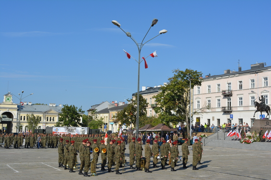 Naczelnik Delegatury IPN w Kielcach została matką chrzestną sztandaru 10. Świętokrzyskiej Brygady Obrony Terytorialnej - fot. Katarzyna Pronobis