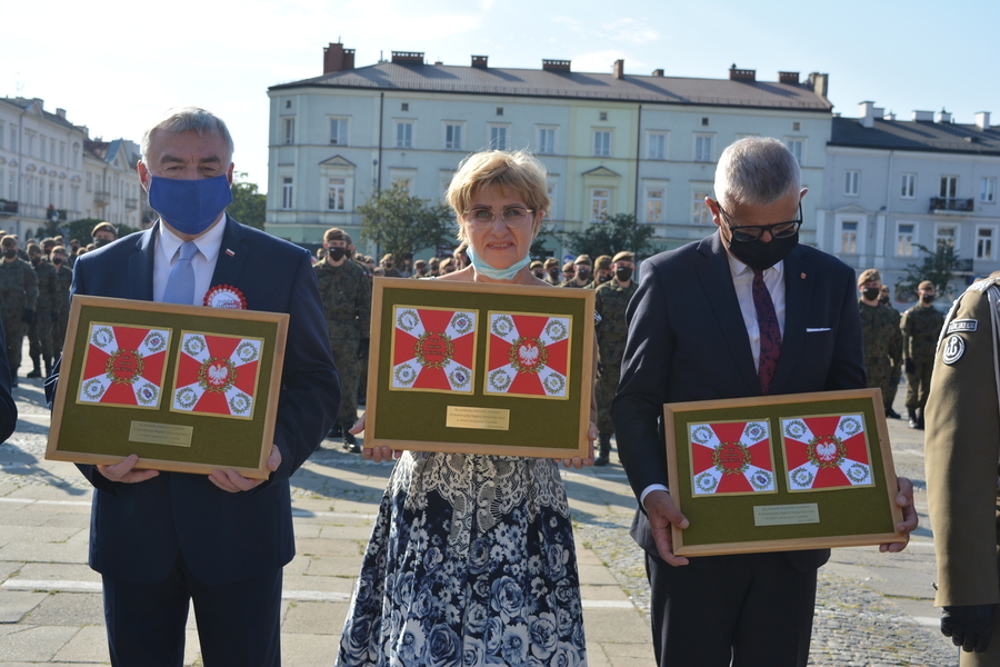 Naczelnik Delegatury IPN w Kielcach została matką chrzestną sztandaru 10. Świętokrzyskiej Brygady Obrony Terytorialnej - fot. Katarzyna Pronobis