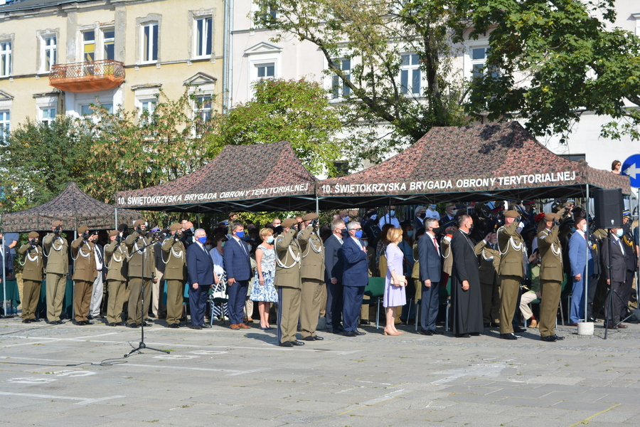 Naczelnik Delegatury IPN w Kielcach została matką chrzestną sztandaru 10. Świętokrzyskiej Brygady Obrony Terytorialnej - fot. Katarzyna Pronobis