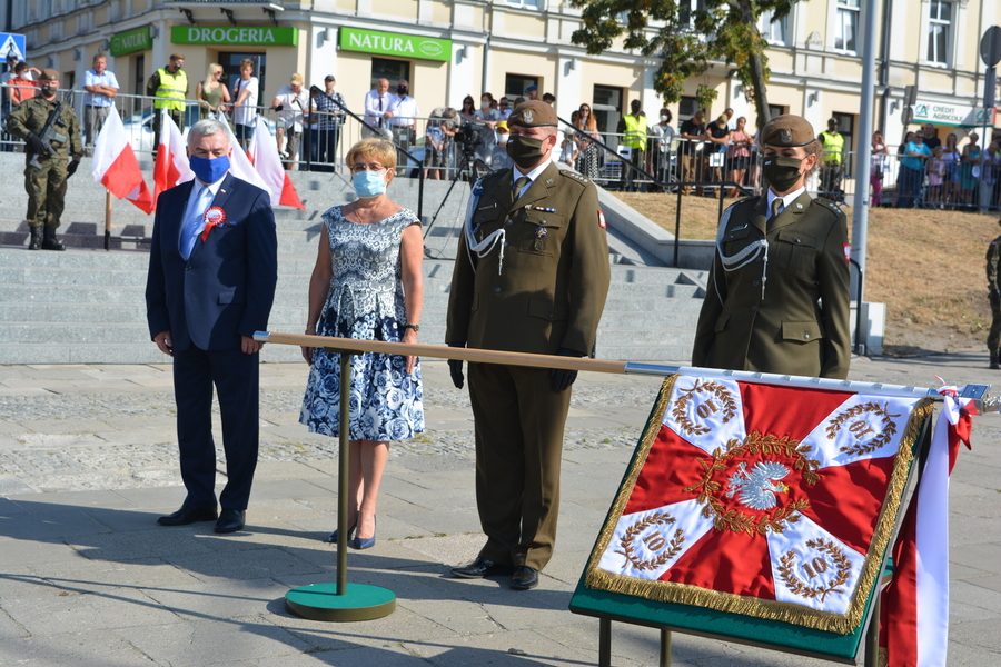 Naczelnik Delegatury IPN w Kielcach została matką chrzestną sztandaru 10. Świętokrzyskiej Brygady Obrony Terytorialnej - fot. Katarzyna Pronobis