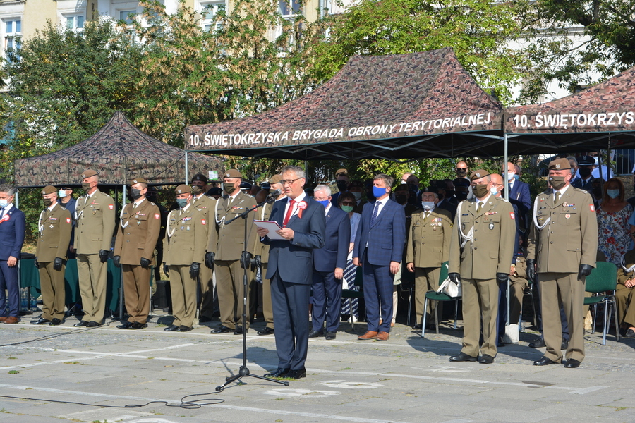 Naczelnik Delegatury IPN w Kielcach została matką chrzestną sztandaru 10. Świętokrzyskiej Brygady Obrony Terytorialnej - fot. Katarzyna Pronobis