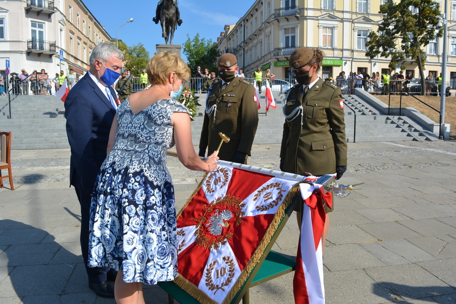 Naczelnik Delegatury IPN w Kielcach została matką chrzestną sztandaru 10. Świętokrzyskiej Brygady Obrony Terytorialnej - fot. Katarzyna Pronobis