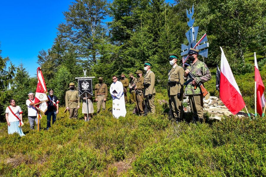 22.08.2020, poświęcenie krzyża partyzanckiego na Jaworzynie Kokuszczańskiej. Fot. Agnieszka Masłowska (IPN)