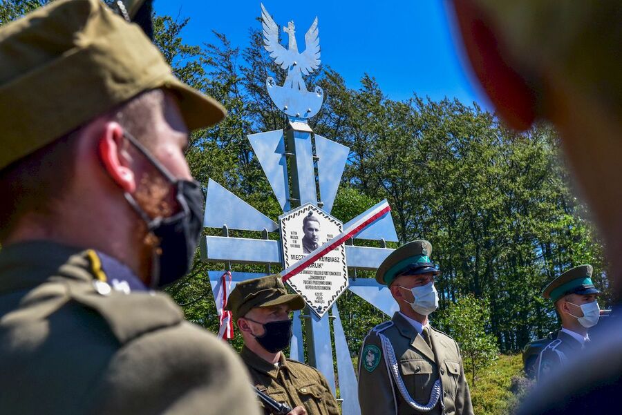 22.08.2020, poświęcenie krzyża partyzanckiego na Jaworzynie Kokuszczańskiej. Fot. Agnieszka Masłowska (IPN)