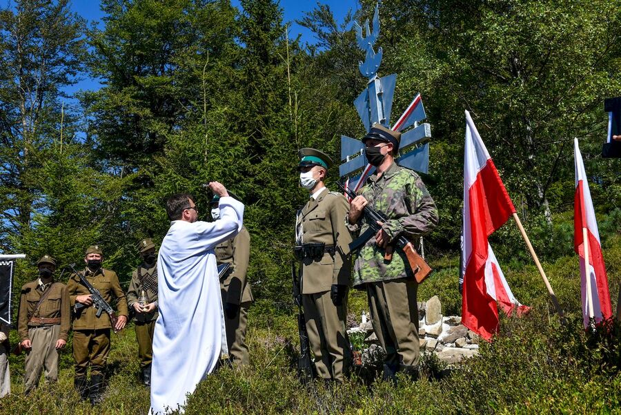 22.08.2020, poświęcenie krzyża partyzanckiego na Jaworzynie Kokuszczańskiej. Fot. Agnieszka Masłowska (IPN)