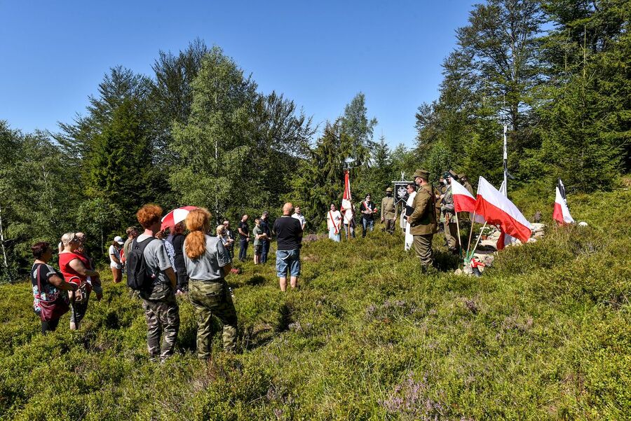 22.08.2020, poświęcenie krzyża partyzanckiego na Jaworzynie Kokuszczańskiej. Fot. Agnieszka Masłowska (IPN)
