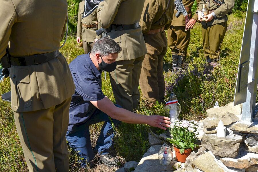 22.08.2020, poświęcenie krzyża partyzanckiego na Jaworzynie Kokuszczańskiej. Fot. Agnieszka Masłowska (IPN)