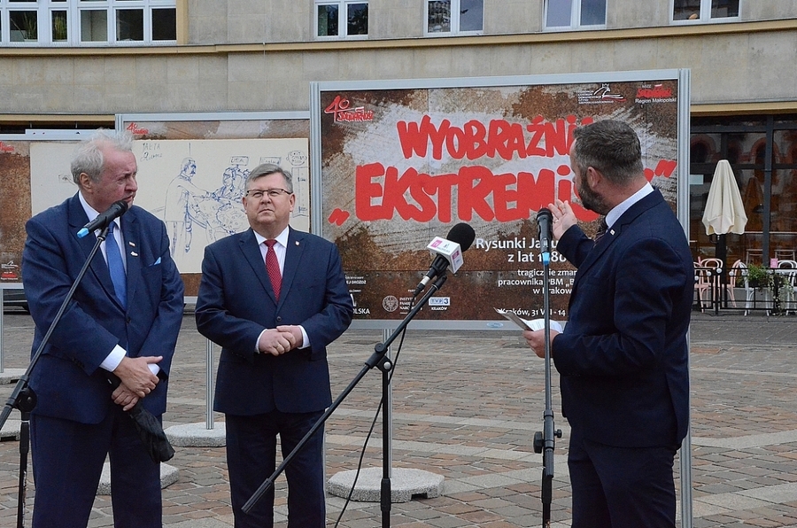 Wystawa rysunków Janusza Gniadka na pl. Szczepańskim w Krakowie. Fot. Janusz Ślęzak (IPN)