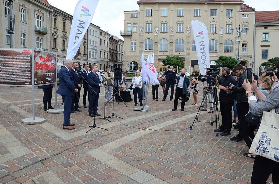 Wystawa rysunków Janusza Gniadka na pl. Szczepańskim w Krakowie. Fot. Janusz Ślęzak (IPN)