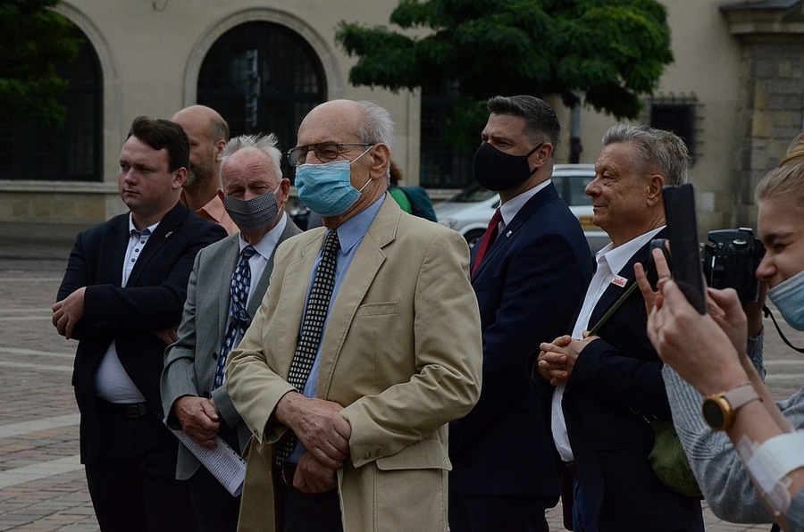 Wystawa rysunków Janusza Gniadka na pl. Szczepańskim w Krakowie. Fot. Janusz Ślęzak (IPN)