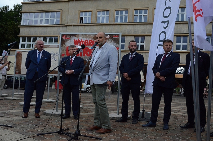 Wystawa rysunków Janusza Gniadka na pl. Szczepańskim w Krakowie. Fot. Janusz Ślęzak (IPN)