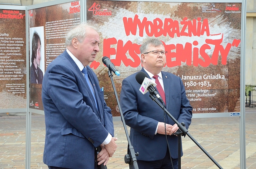 Wystawa rysunków Janusza Gniadka na pl. Szczepańskim w Krakowie. Fot. Janusz Ślęzak (IPN)