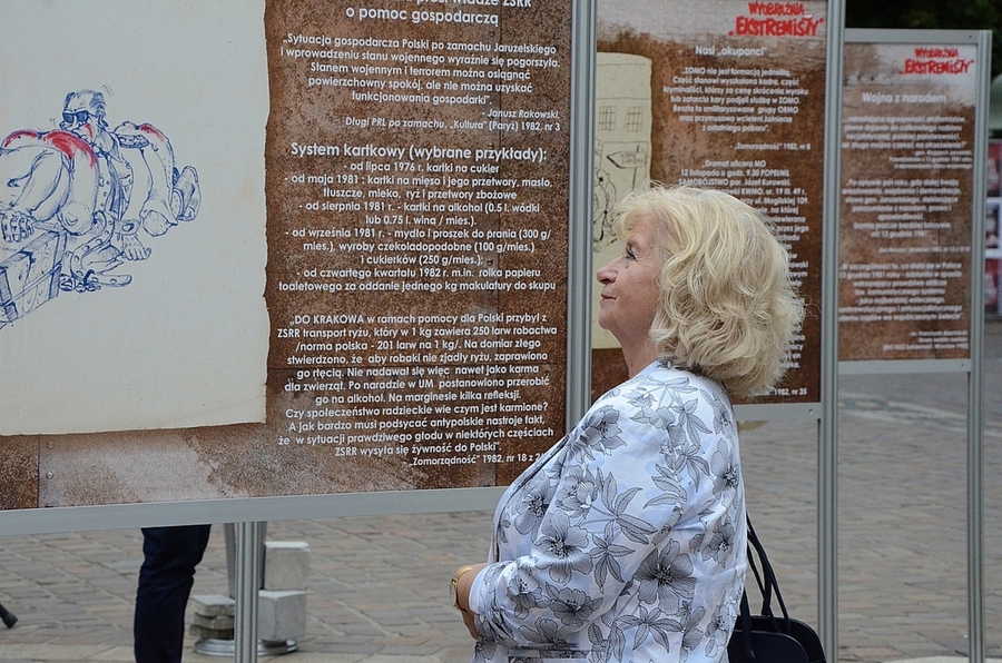 Wystawa rysunków Janusza Gniadka na pl. Szczepańskim w Krakowie. Fot. Janusz Ślęzak (IPN)