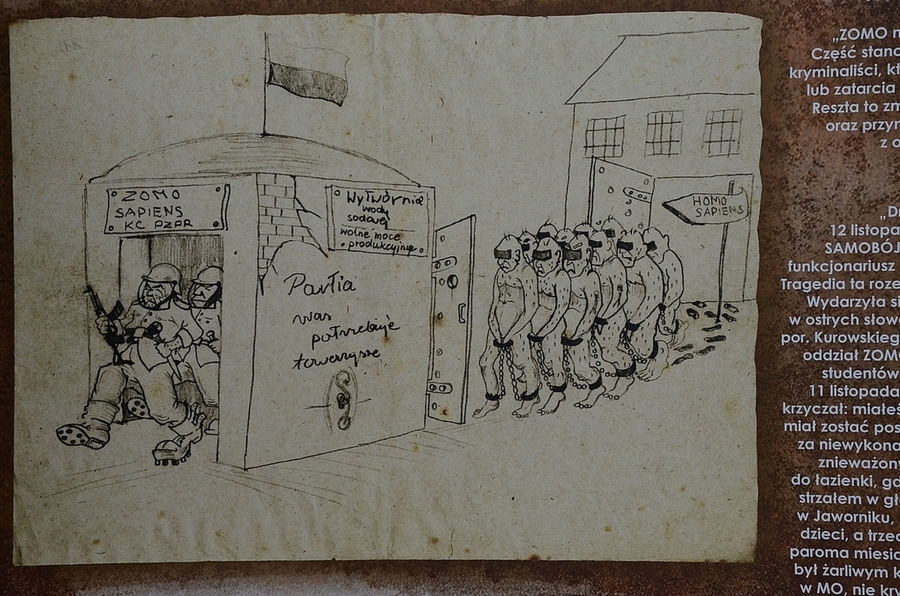 Wystawa rysunków Janusza Gniadka na pl. Szczepańskim w Krakowie. Fot. Janusz Ślęzak (IPN)