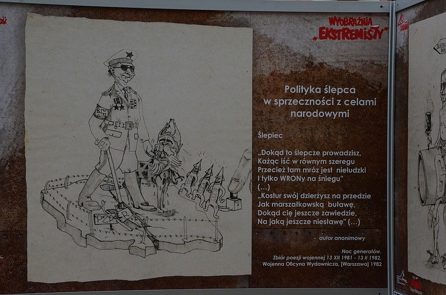 Wystawa rysunków Janusza Gniadka na pl. Szczepańskim w Krakowie. Fot. Janusz Ślęzak (IPN)