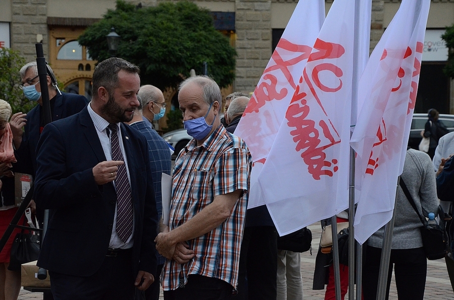 Wystawa rysunków Janusza Gniadka na pl. Szczepańskim w Krakowie. Fot. Janusz Ślęzak (IPN)