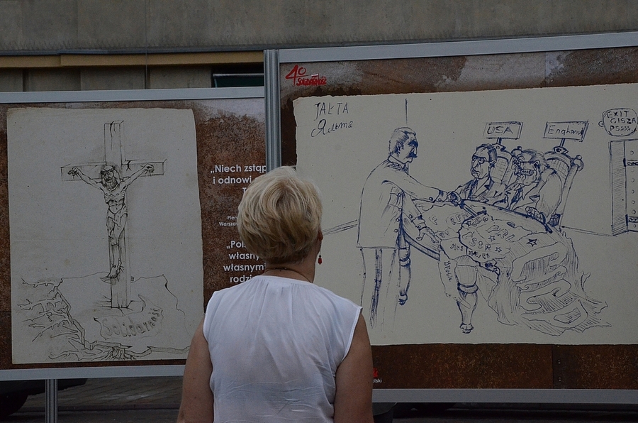 Wystawa rysunków Janusza Gniadka na pl. Szczepańskim w Krakowie. Fot. Janusz Ślęzak (IPN)