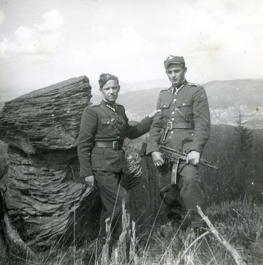 Ks. Władysław Gurgacz i Stanisław Szajna latem 1949 r. Fot. Tadeusz Ryba, zbiory IPN