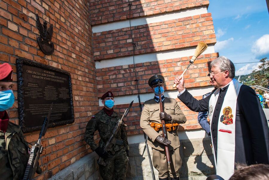 Odsłonięcie tablicy pamięci ofiar zbrodni katyńskiej – Skomielna Biała, 13 września 2020. Fot. Agnieszka Masłowska IPN